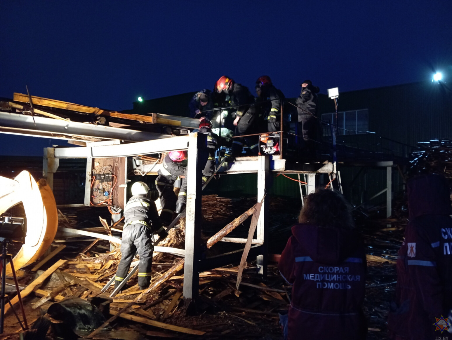В Бобруйске спасатели освободили женщину, руку которой зажало в транспортерной ленте