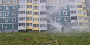 Пожар на улице Гришина в Могилеве: спасатели вынесли мужчину из задымленной квартиры