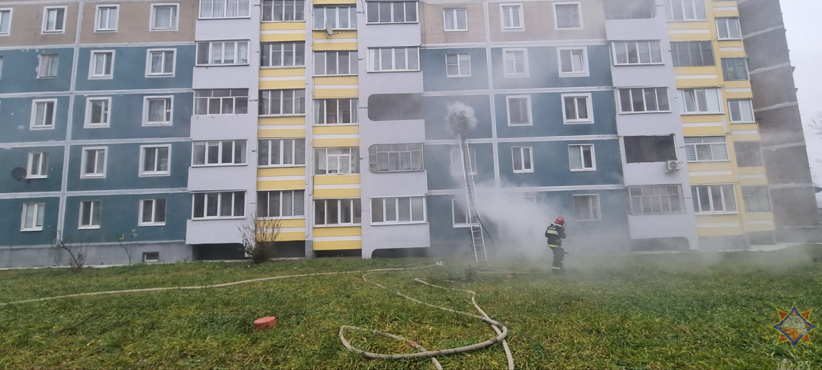 Пожар на улице Гришина в Могилеве: спасатели вынесли мужчину из задымленной квартиры