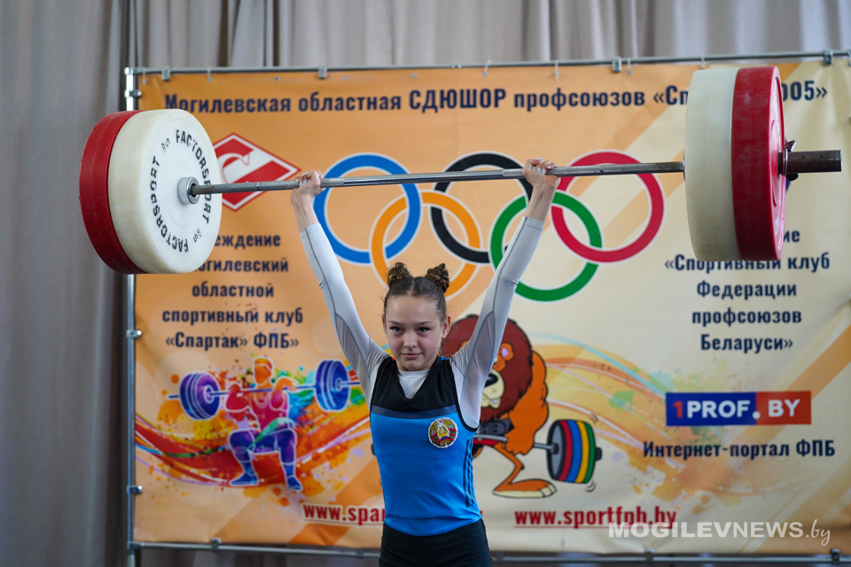 Более 200 юных тяжелоатлетов участвуют в турнире в Могилеве. Фото