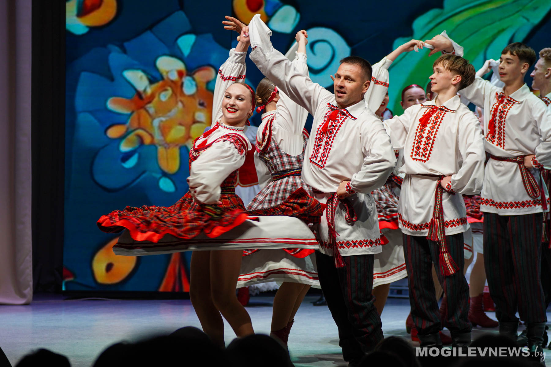 «Песнi ад сэрца»: яркие моменты концерта «Медуницы» в Могилеве — фоторепортаж