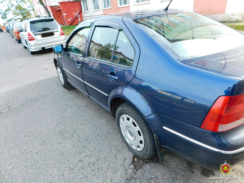 Выпивший мужчина повредил четыре автомобиля в Горках