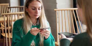 Фаббинг разрушает отношения: психологи объяснили, как с ним справиться