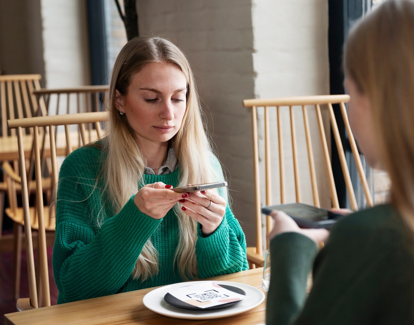 Фаббинг разрушает отношения: психологи объяснили, как с ним справиться