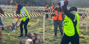 Четвертый чемпионат по колке дров среди СМИ прошел в Минском районе