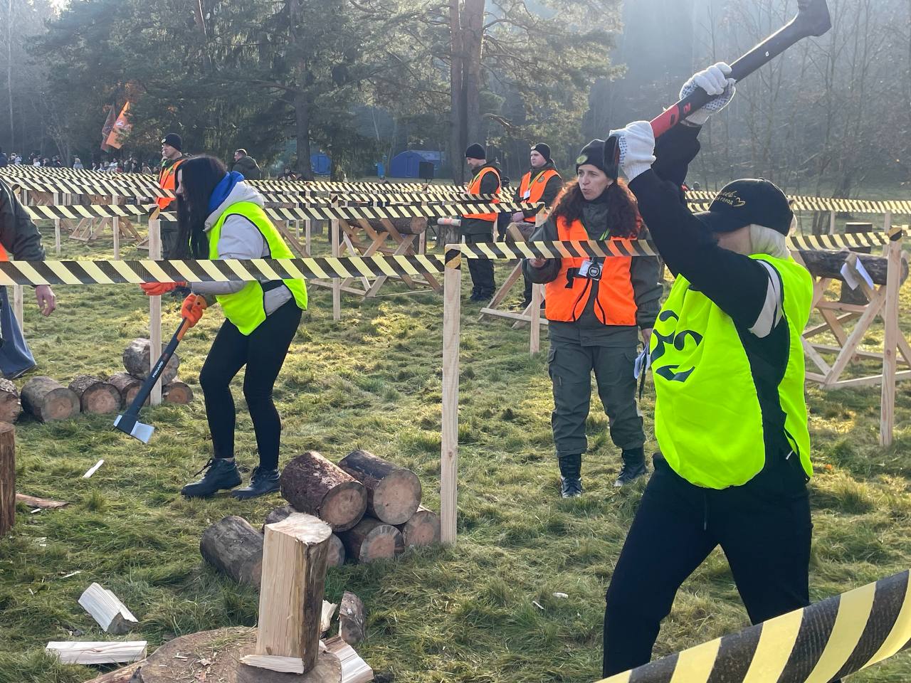 Четвертый чемпионат по колке дров среди СМИ прошел в Минском районе