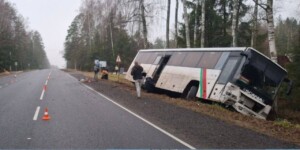 Автобус с пассажирами съехал в кювет после столкновения с легковушкой под Могилевом