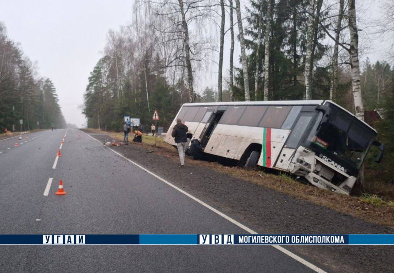 Автобус с пассажирами съехал в кювет после столкновения с легковушкой под Могилевом
