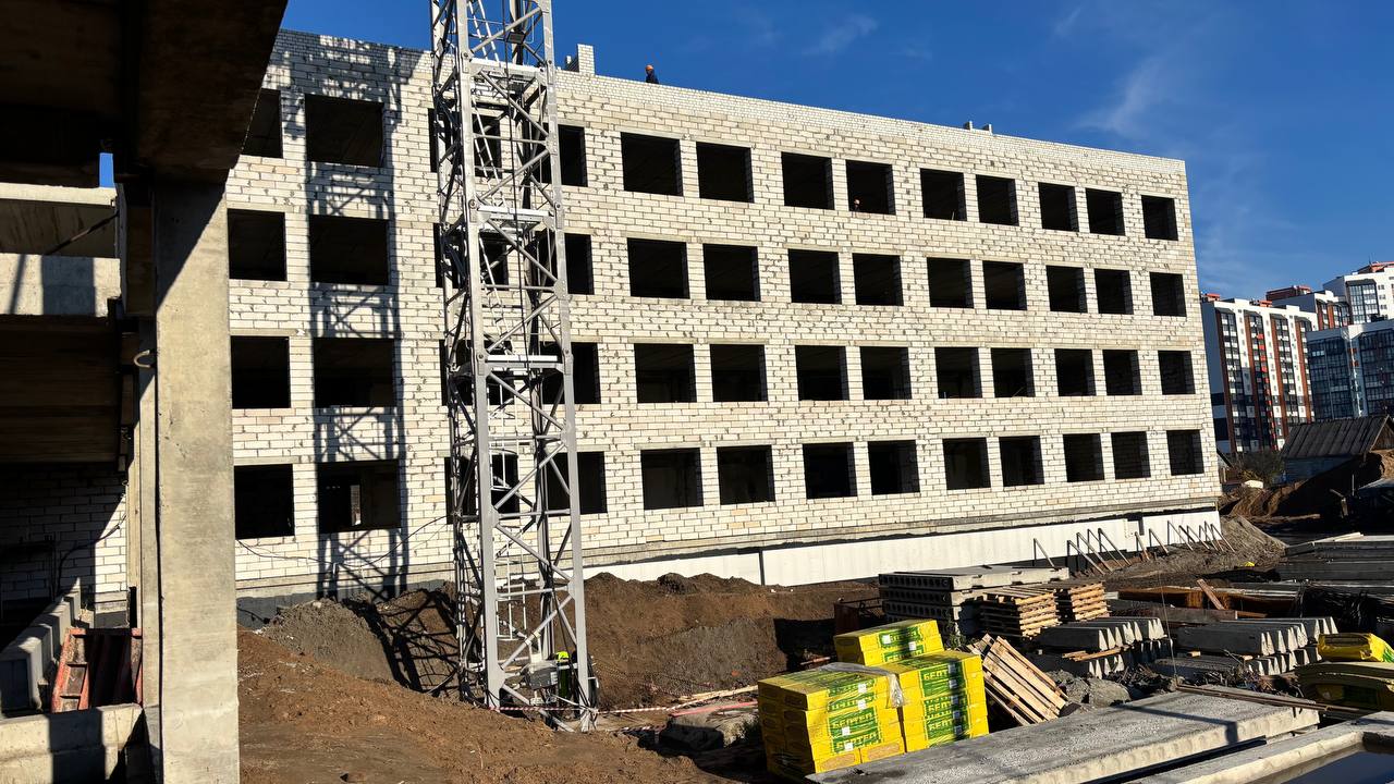 На улице Гагарина продолжается строительство современной школы