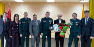 Министр МЧС Вадим Синявский 28 ноября наградил героя, спасшего детей на пожаре в Горецком районе