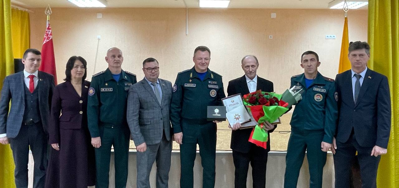 Министр МЧС Вадим Синявский 28 ноября наградил героя, спасшего детей на пожаре в Горецком районе