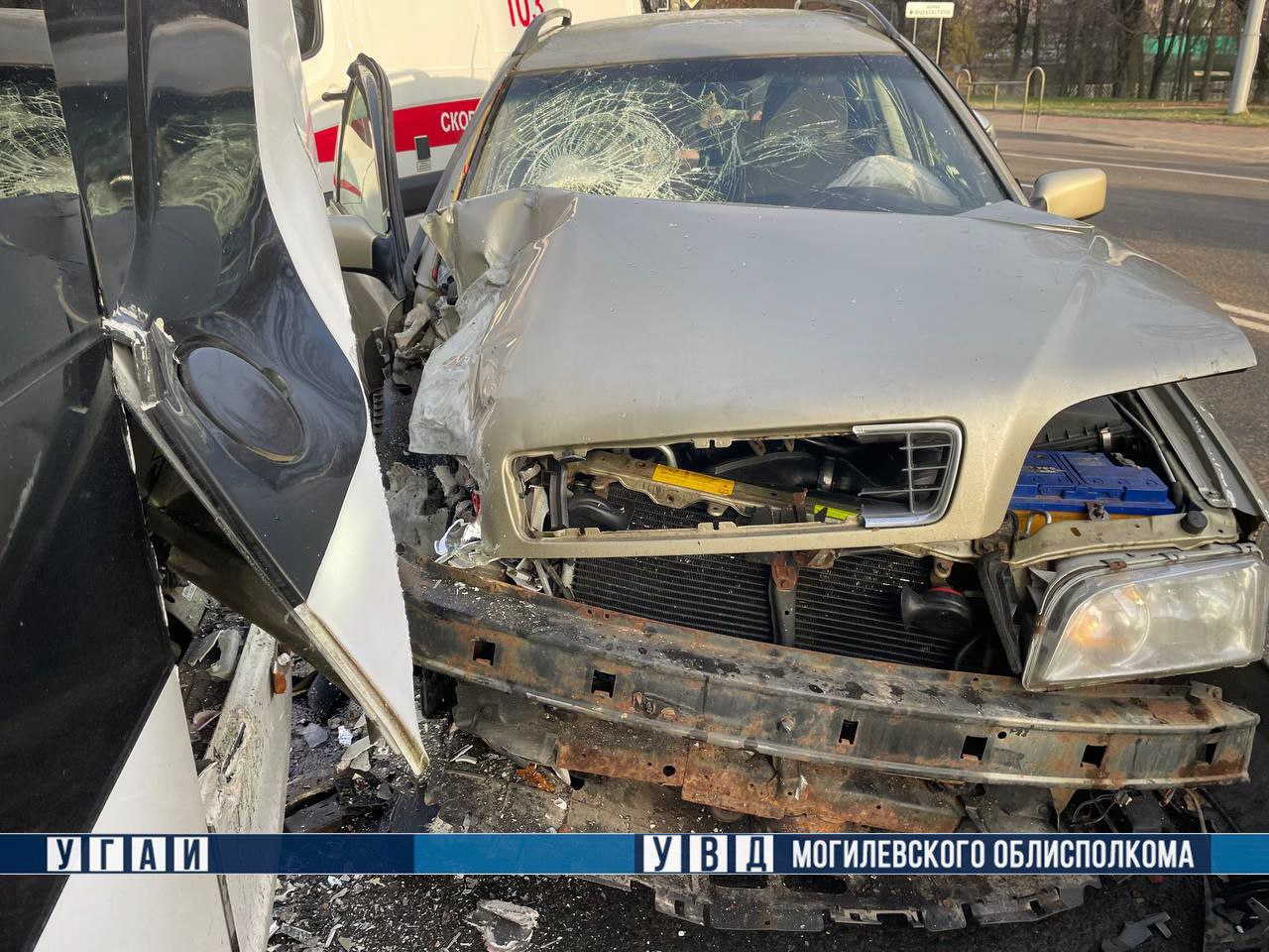 В Могилеве погрузчик протаранил Volvo, который откинуло в троллейбус: пострадавших нет