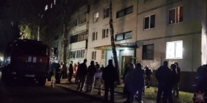 В Могилеве спасатели вывели из горящей многоэтажки троих взрослых и ребенка