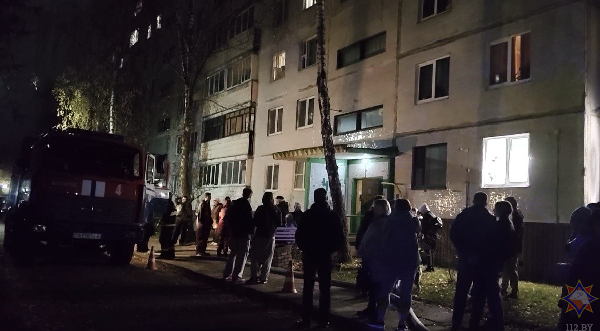 В Могилеве спасатели вывели из горящей многоэтажки троих взрослых и ребенка