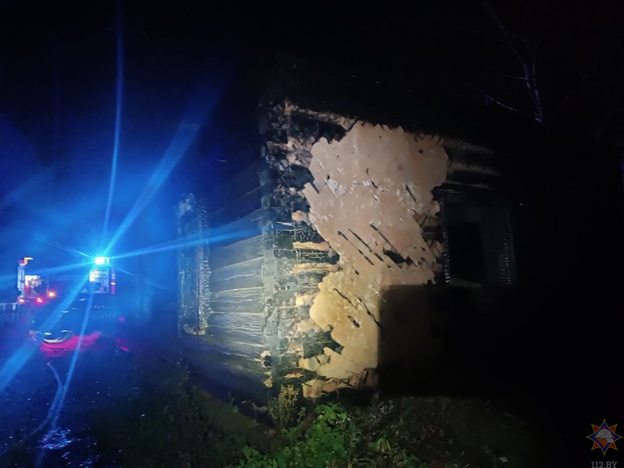 В Осиповичском районе спасатели вынесли мужчину из горящего дома