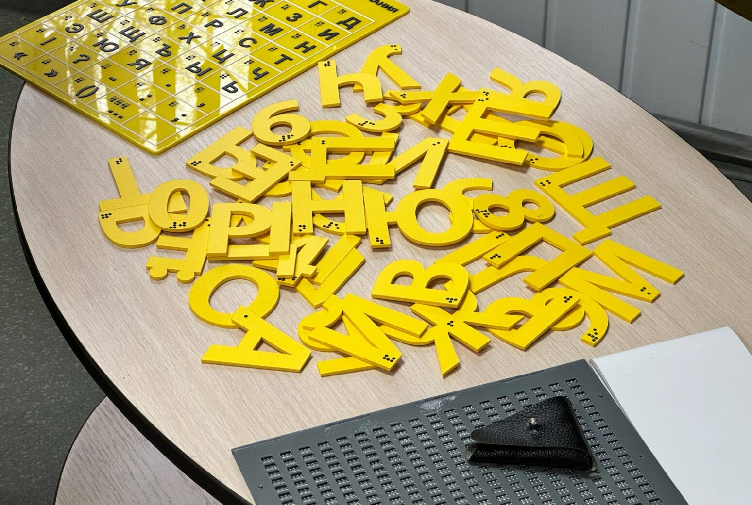 Книги, которые можно «увидеть» руками: в Могилеве открылась уникальная выставка