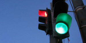 В Беларуси начали автоматически фиксировать проезд на красный свет: водителям будут приходить «письма счастья»