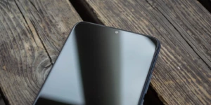 В Могилеве мужчина украл забытый телефон и перепродал его