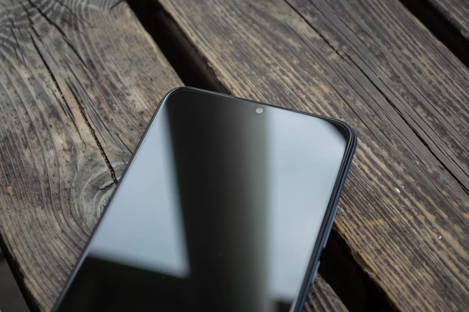 В Могилеве мужчина украл забытый телефон и перепродал его