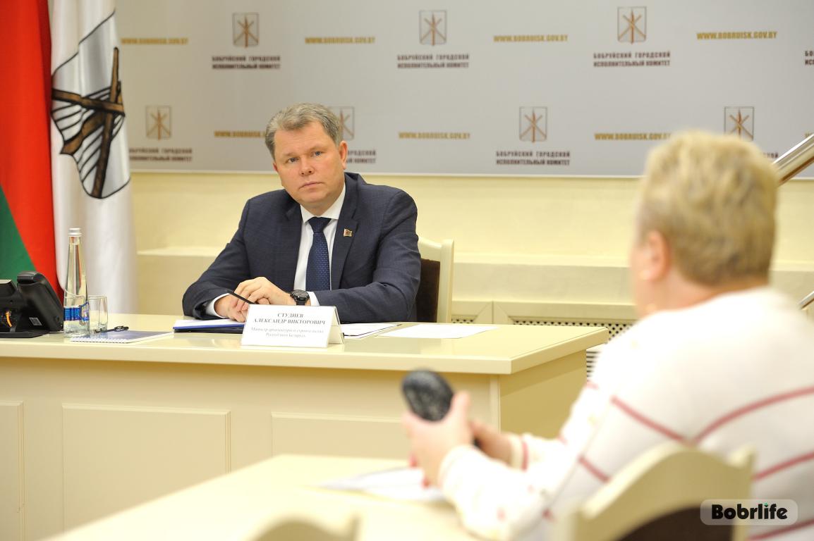 Министр архитектуры и строительства Александр Студнев провел прием граждан в Бобруйске