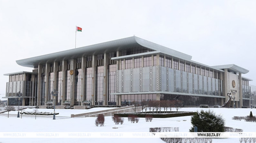 Лукашенко наградил 48 человек и три учреждения: ордена, медали и благодарности за вклад в ключевые сферы страны