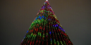 Масштабная программа, современные тренды, тысячи пикселей и море радости. В Могилеве зажгли огни на главной елке региона