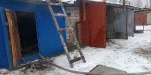 В Осиповичах загорелся гараж: огонь повредил сразу три бокса