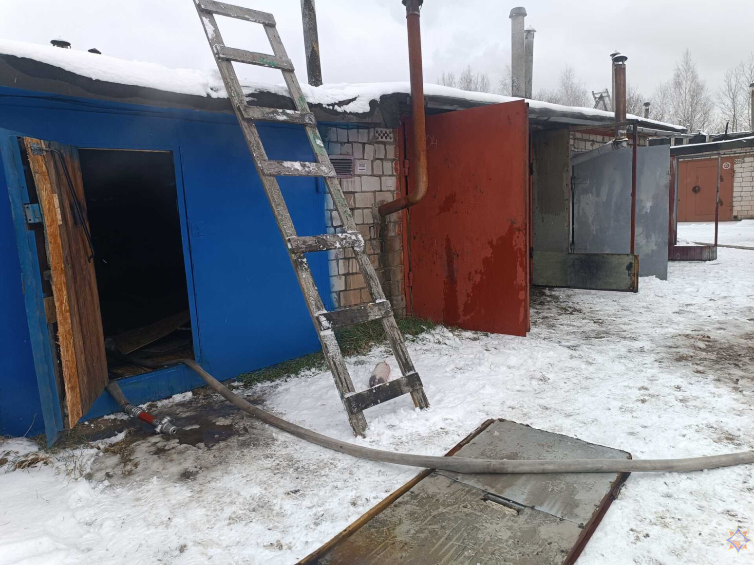 В Осиповичах загорелся гараж: огонь повредил сразу три бокса