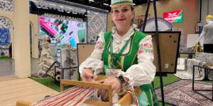 Традиция, которую можно потрогать руками: как на выставке «Моя Беларусь» оживает ткацкое ремесло