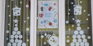 Волшебство в каждом окне: как дети превратили город в зимнюю сказку. Фото