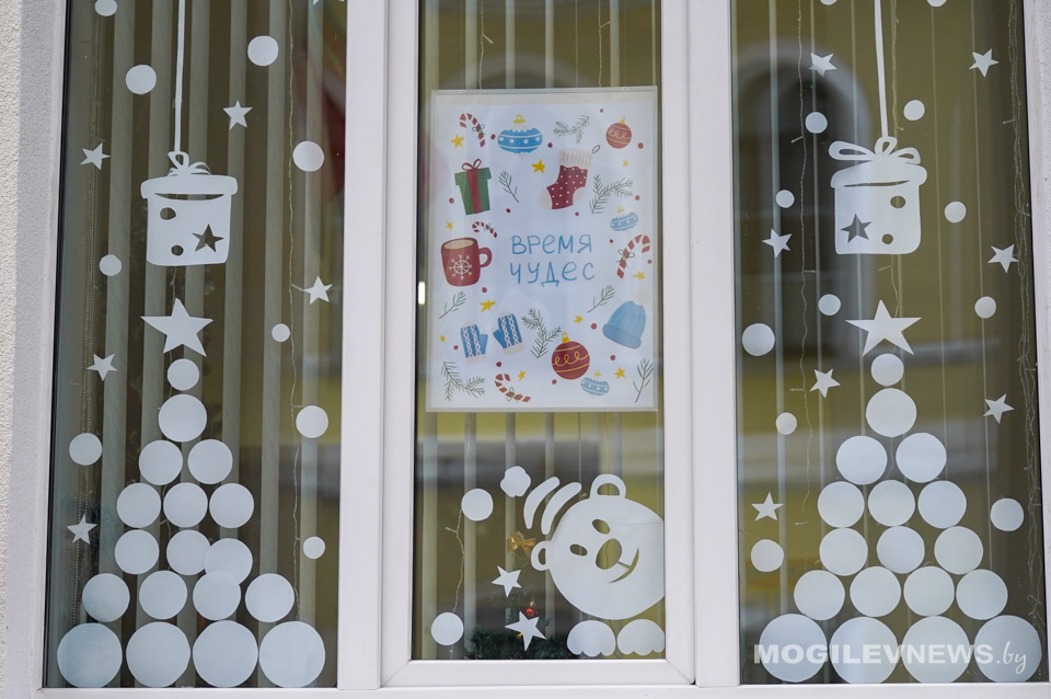 Волшебство в каждом окне: как дети превратили город в зимнюю сказку. Фото