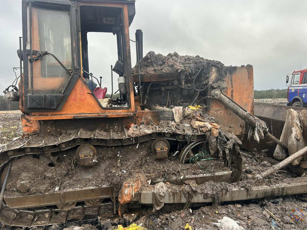 На полигоне под Бобруйском загорелся бульдозер: водитель сдерживал огонь до приезда МЧС