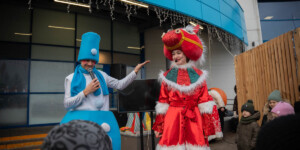 С Дедом Морозом, глинтвейном и подарками: в Могилеве «Санта» пригласила горожан на репетицию Нового года