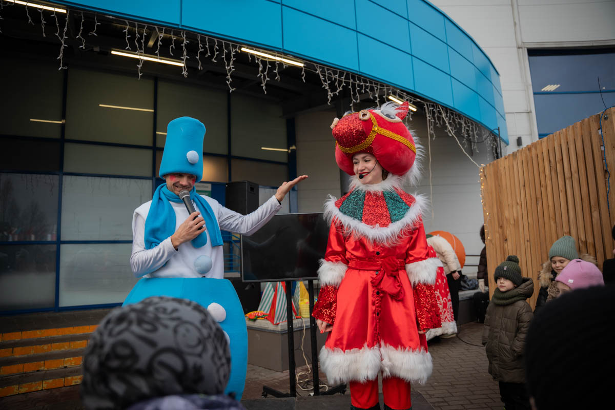 С Дедом Морозом, глинтвейном и подарками: в Могилеве «Санта» пригласила горожан на репетицию Нового года