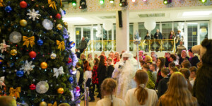 Верить в чудо: «Белая Русь» подарила детям новогоднюю сказку у елки. Фото