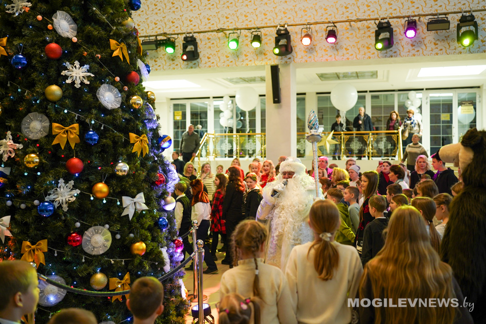 Верить в чудо: «Белая Русь» подарила детям новогоднюю сказку у елки. Фото