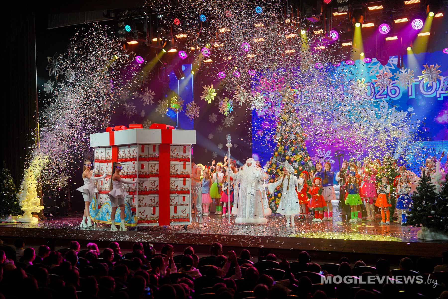 630 ребят побывали на главной елке области. Фото