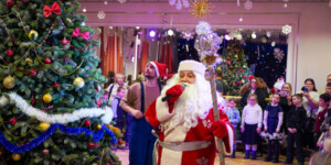 «Чтобы каждый ребенок поверил в добро»: в Могилеве прошла акция «Елка желаний». Фото