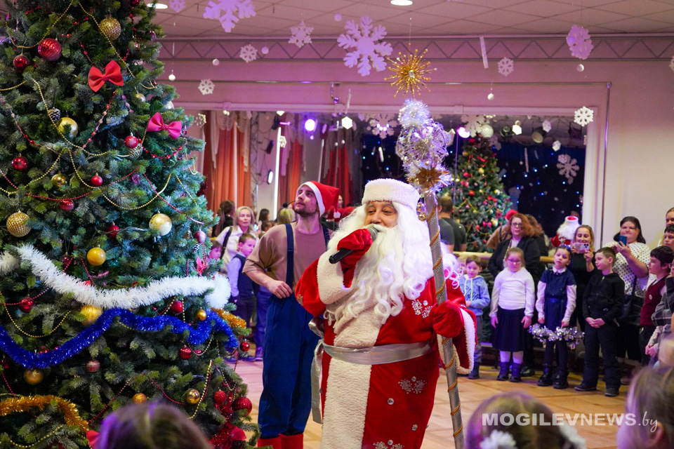 «Чтобы каждый ребенок поверил в добро»: в Могилеве прошла акция «Елка желаний». Фото