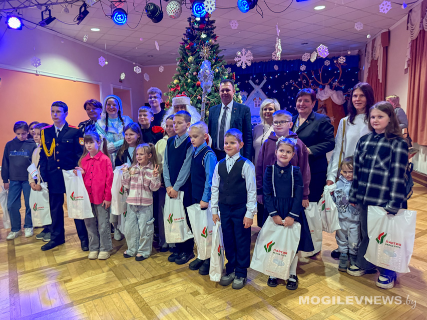 Партия «Белая Русь» подарила детям сказку: в театре кукол прошел  новогодний праздник. Фото