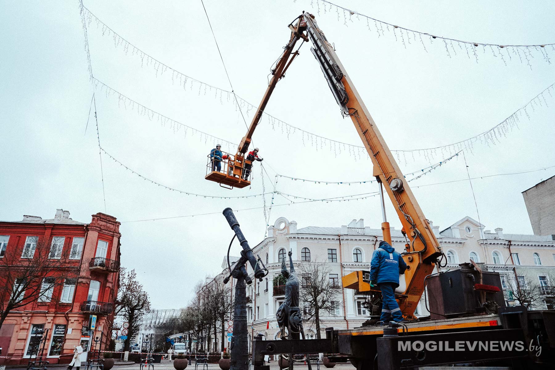 Могилев готовится к новогодним праздникам. Фото