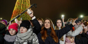 Масштабная программа, современные тренды, тысячи пикселей и море радости. В Могилеве зажгли огни на главной елке региона