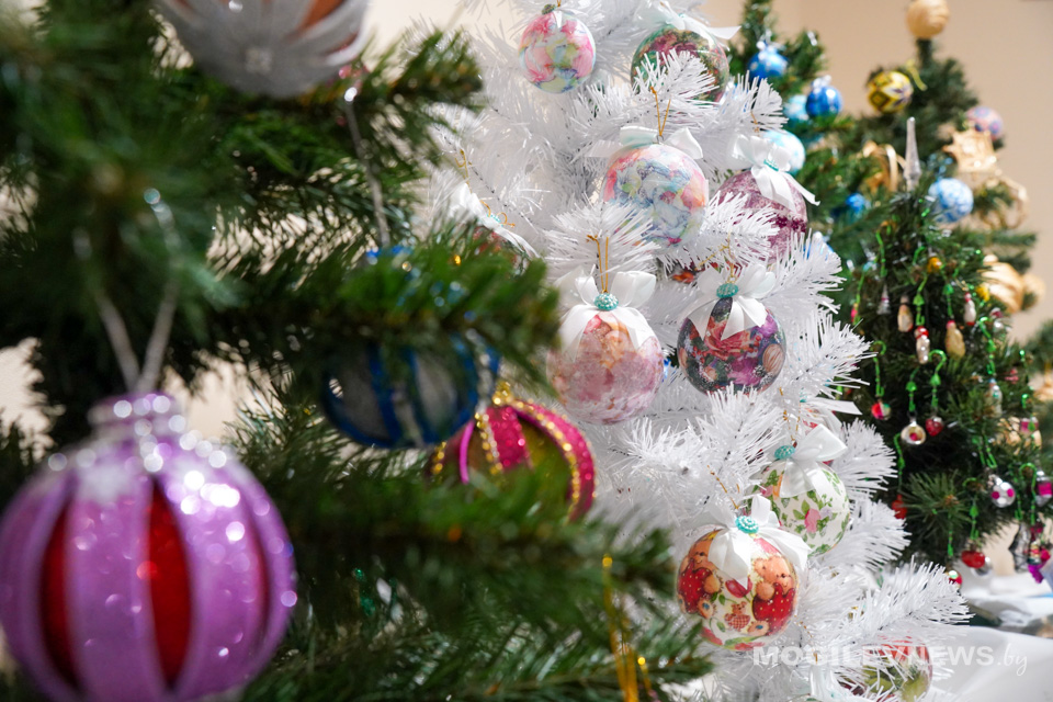 Рассказываем, где в Могилеве можно увидеть коллекцию новогодних украшений 1940–1980-х годов. Фото