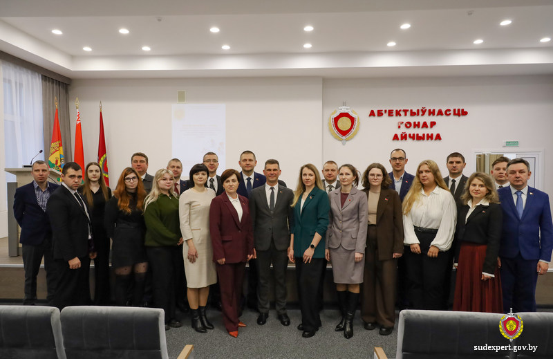 Как микроскопические волокна помогают раскрывать преступления? В Могилеве обсудили самые сложные экспертизы