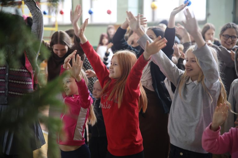 Сказка приехала в «Свислочь»: как профсоюзы открыли марафон добрых дел