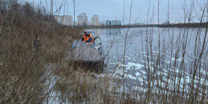 Тонкий лед, первые рыбаки и аэролодка: как в Могилеве предотвратили трагедию на Днепре