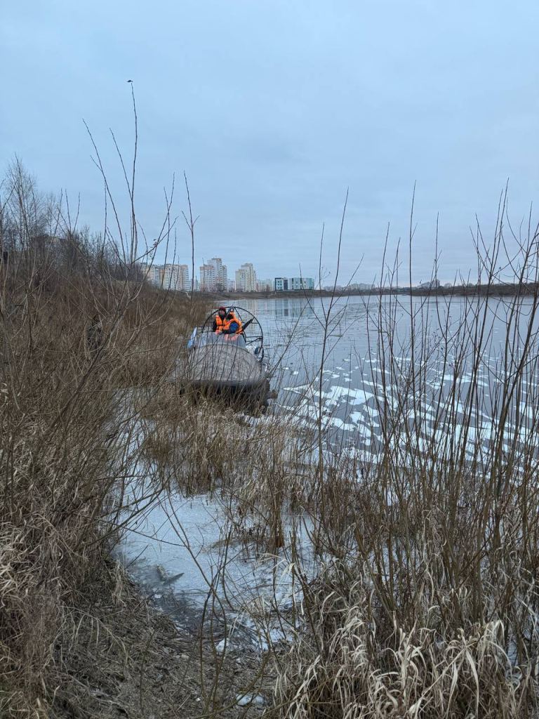 Тонкий лед, первые рыбаки и аэролодка: как в Могилеве предотвратили трагедию на Днепре