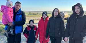  «Жизнь вне шаблонов»: как многодетная семья из Славгорода строит дом и счастье для шестерых