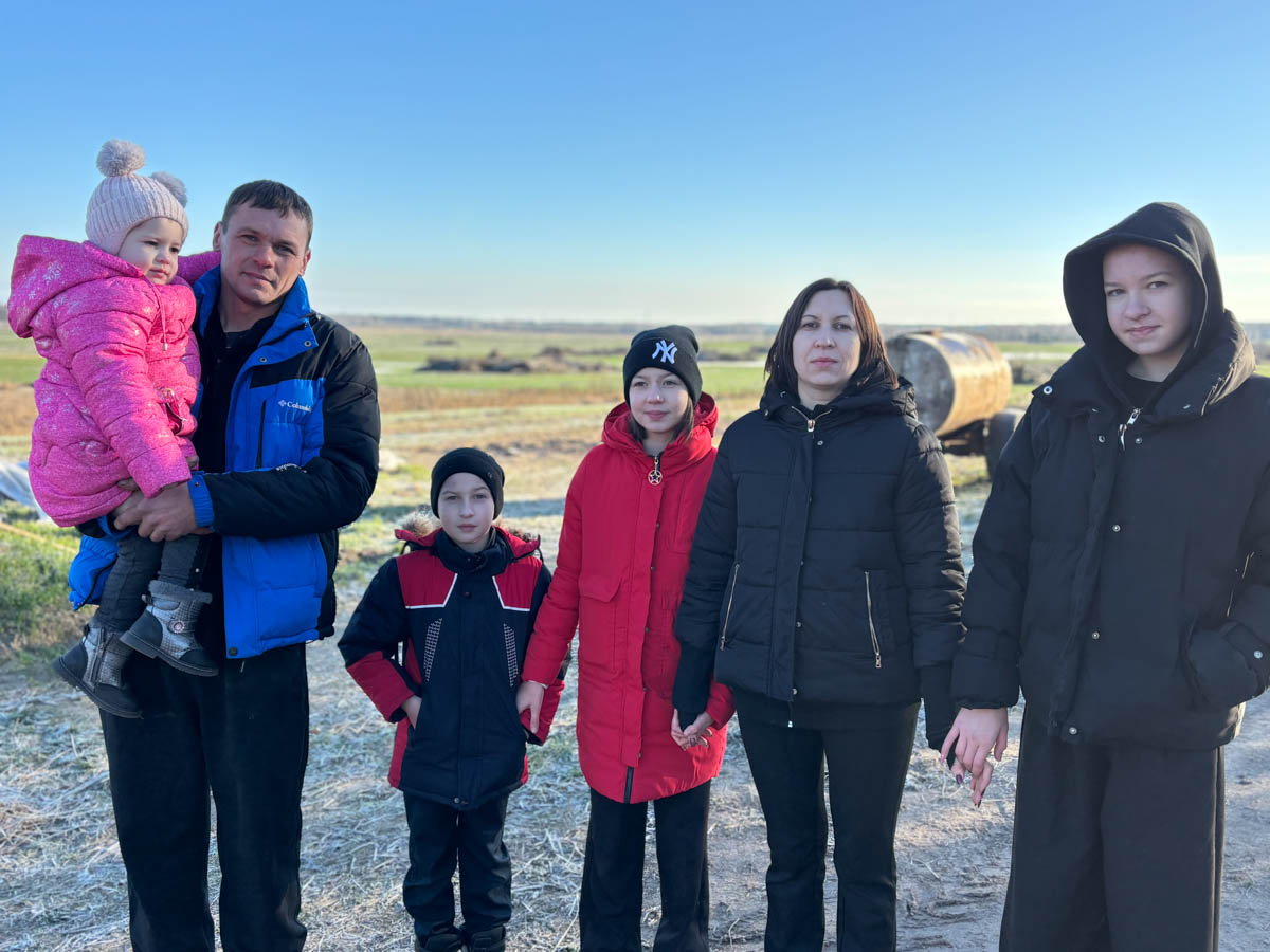  «Жизнь вне шаблонов»: как многодетная семья из Славгорода строит дом и счастье для шестерых