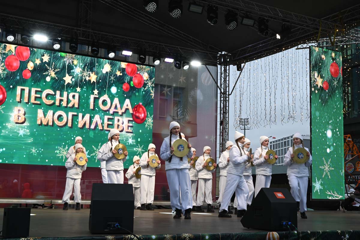 Хиты и танцы на морозе: как «Песня года» в Могилеве согрела сотни зрителей